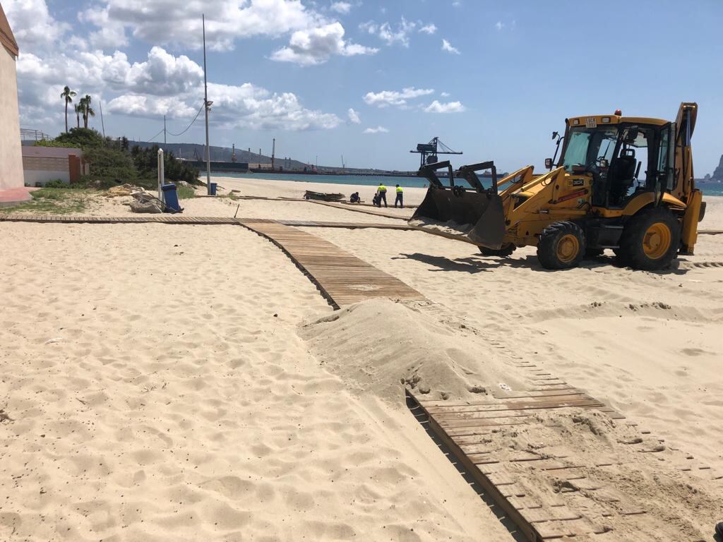 Trabajos en la playa de Palmones