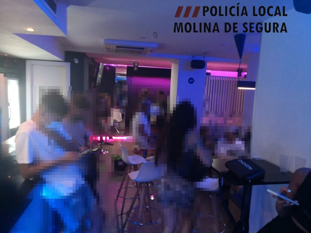 Denuncian a 10 personas que estaban sin mascarilla, fumando y de madrugada en un bar de Molina de Segura 