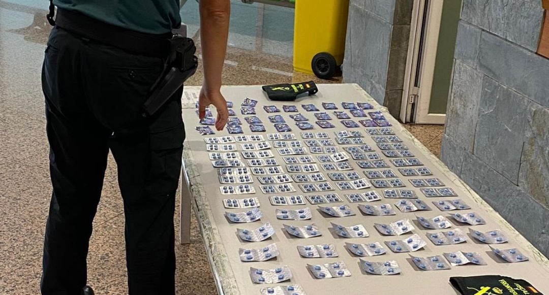 Intervenidas 484 pastillas de Sildenafil y 30 sobres de Durofil en el Aeropuerto de Alvedro.