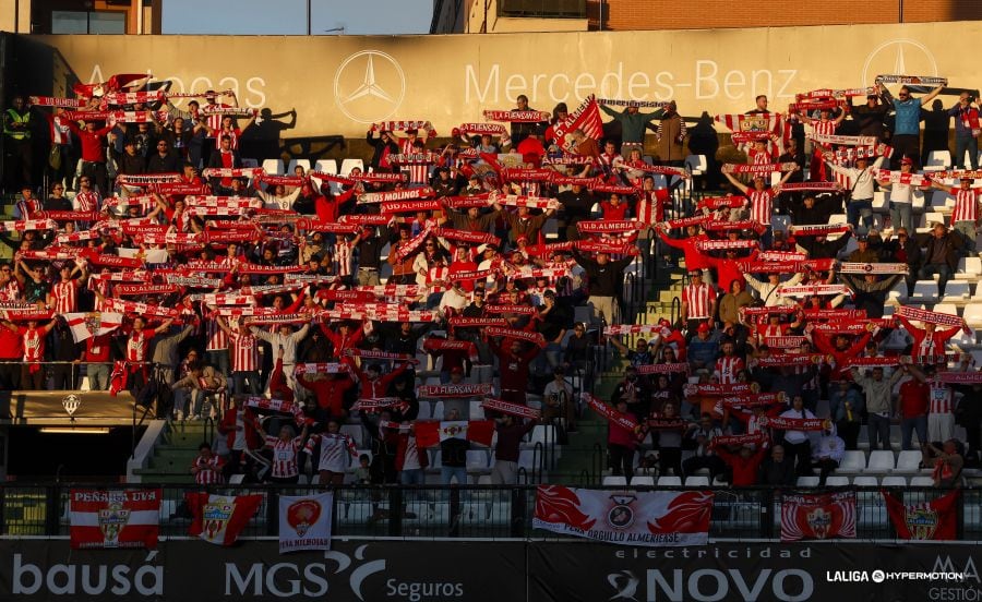 Aficionados del Almería en Castalia.