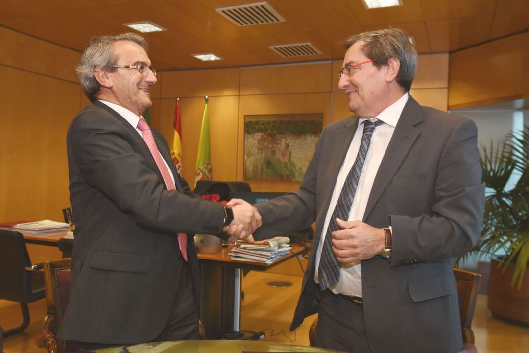 Los presidentes de Caja Rural de Granada, Antonio León, y de la Diputación de Granada, José Entrena, este martes en la institución provincial