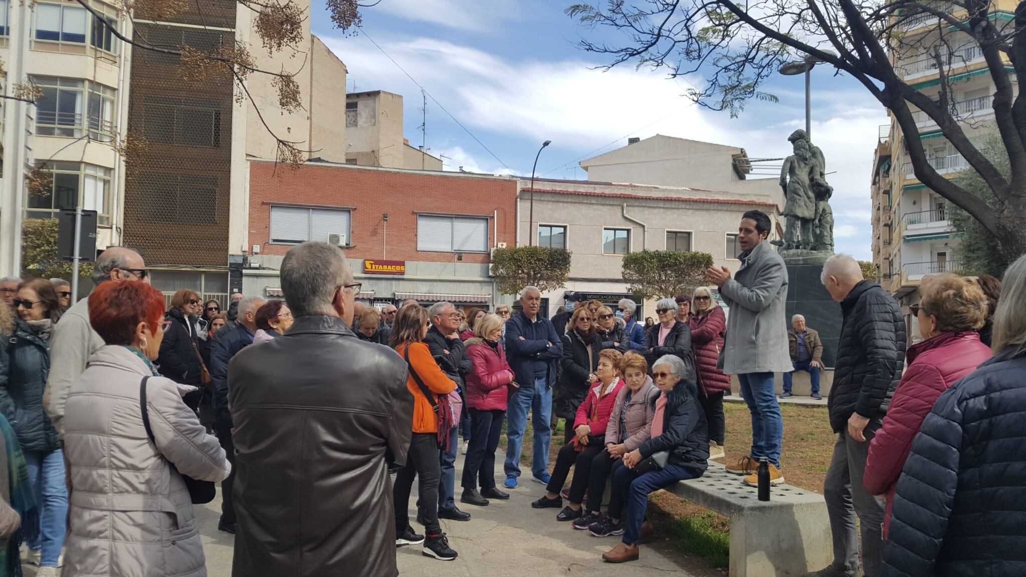 Participantes de la ruta organzizada por el Ayuntamiento de Elda atienden a la explicación