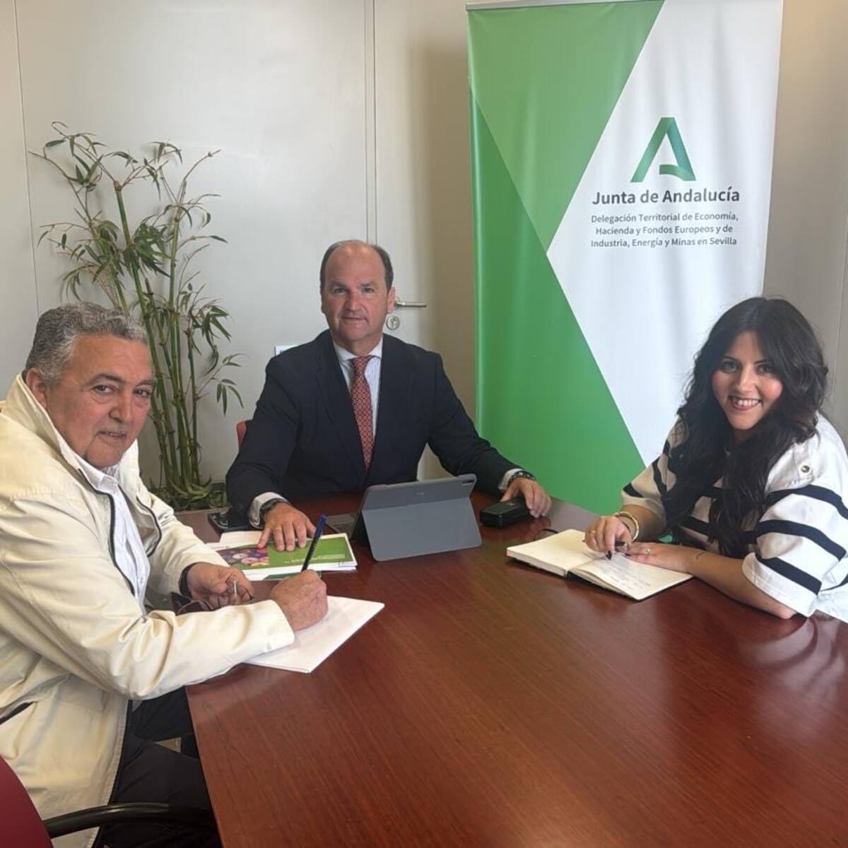 Antonio Ramírez se reúne con productores de Morón para abordar la posible IGP de la cal artesanal