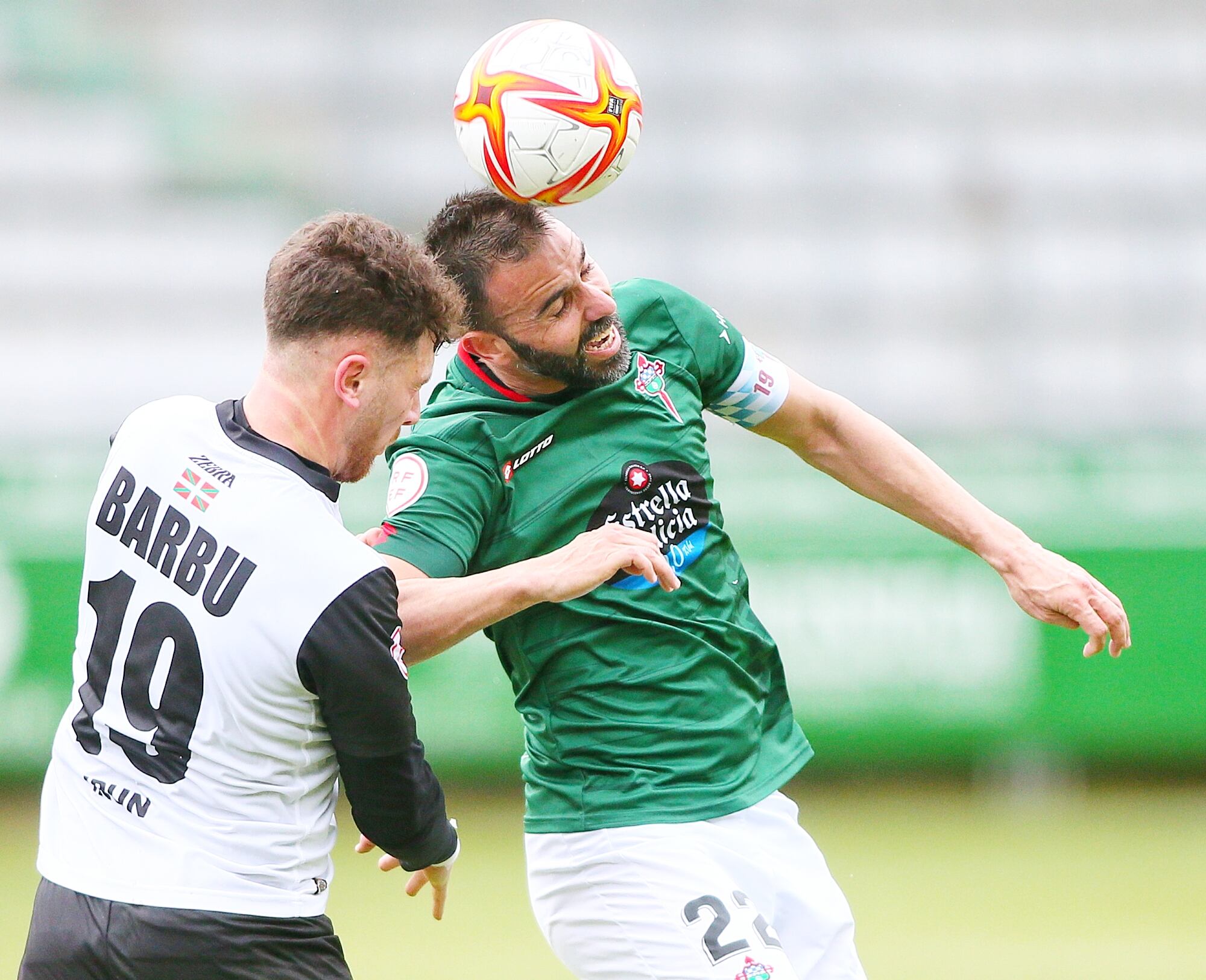 Joselu controla el balón durante el Racing-Real Unión en A Malata