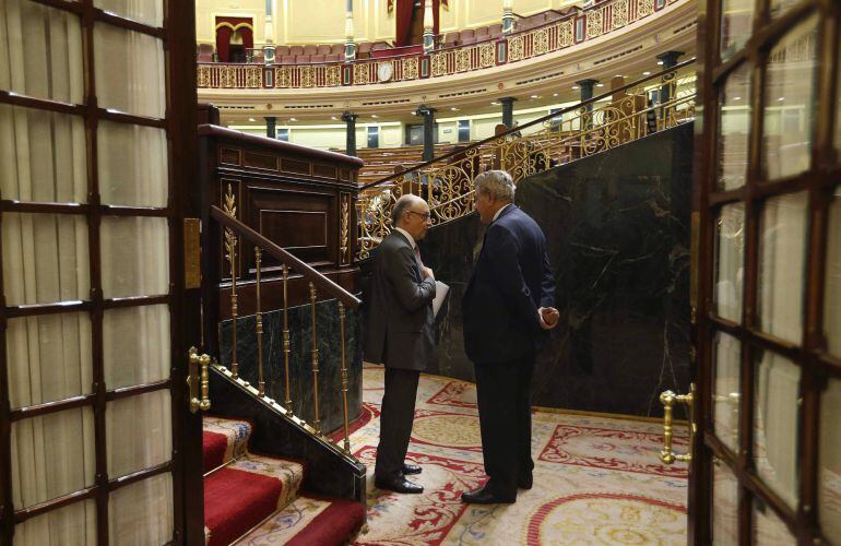 El ministro de Hacienda, Cristóbal Montoro, conversa con el presidente de la Cámara Baja, Jesús Posada. 