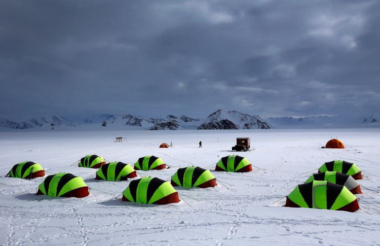 Carpas donde se alojan los científicos en el campamento Glaciar Union, a 1000 km del Polo Sur.
 