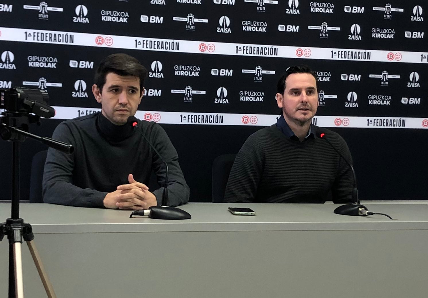 Igor Merey en la sala de prensa del Stadium Gal junto al director deportivo Mikel Bengoa