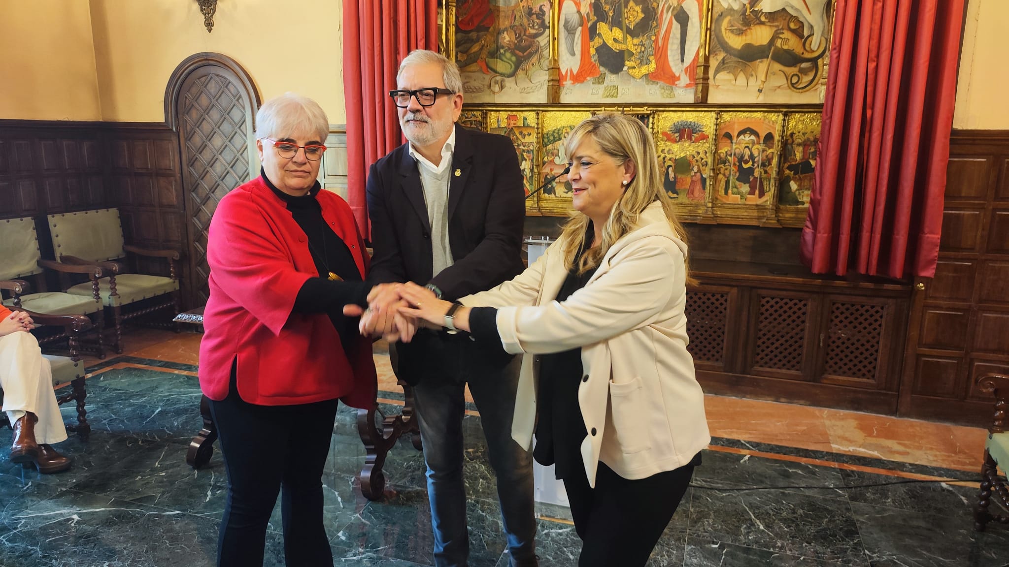Carme Valls i  Fèlix Larrosa pel PSC i  Violant Cervera, per Junts fent l&#039;encaixada posterior a la signatura del pacte per aprovar els pressupostos de 2024.