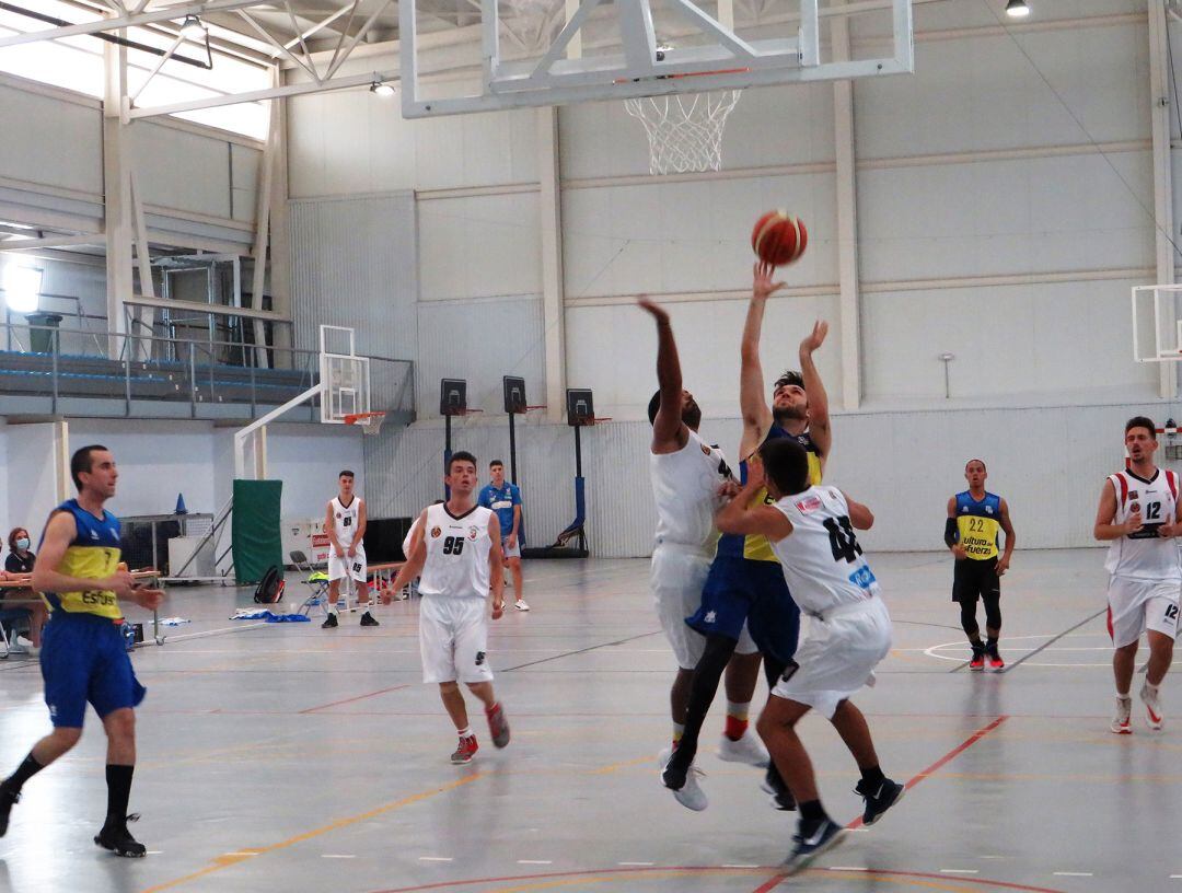 Lanzamiento a canasta de un jugador dianense.