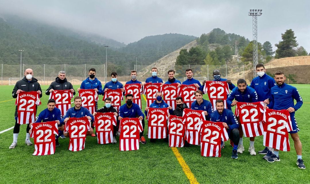 Los jugadores del Alcoyano posan con las camisetas enviadas por Raúl García