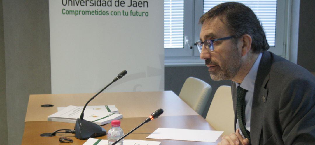 El rector de la UJA, Juan Gómez Ortega, ha sido el encargado de presentar la cátedra.