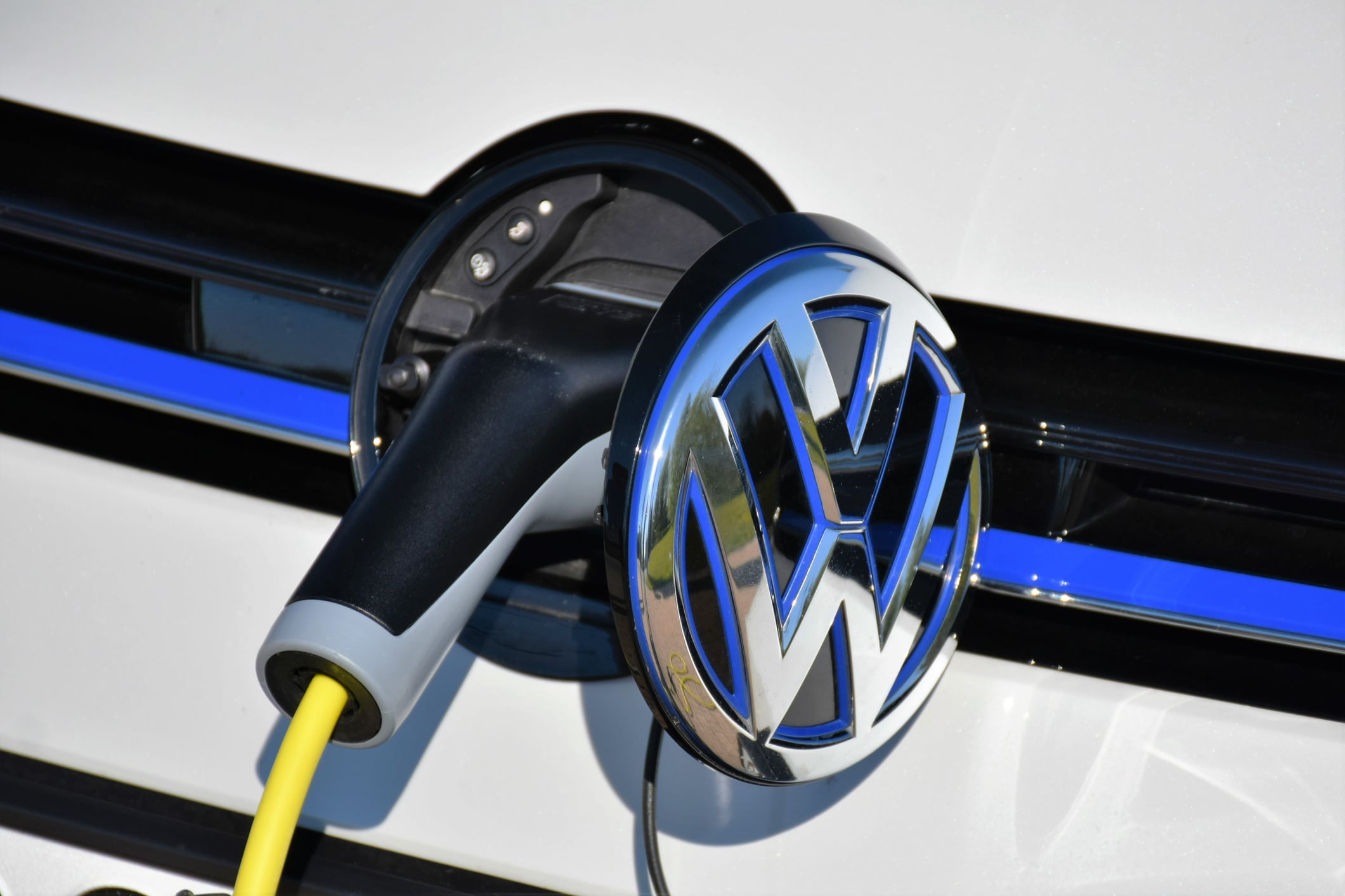 Coche Volkswagen eléctrico cargando