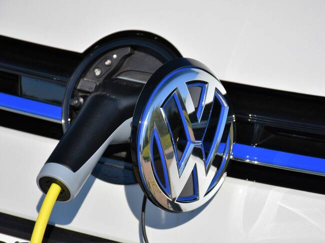 Coche Volkswagen eléctrico cargando