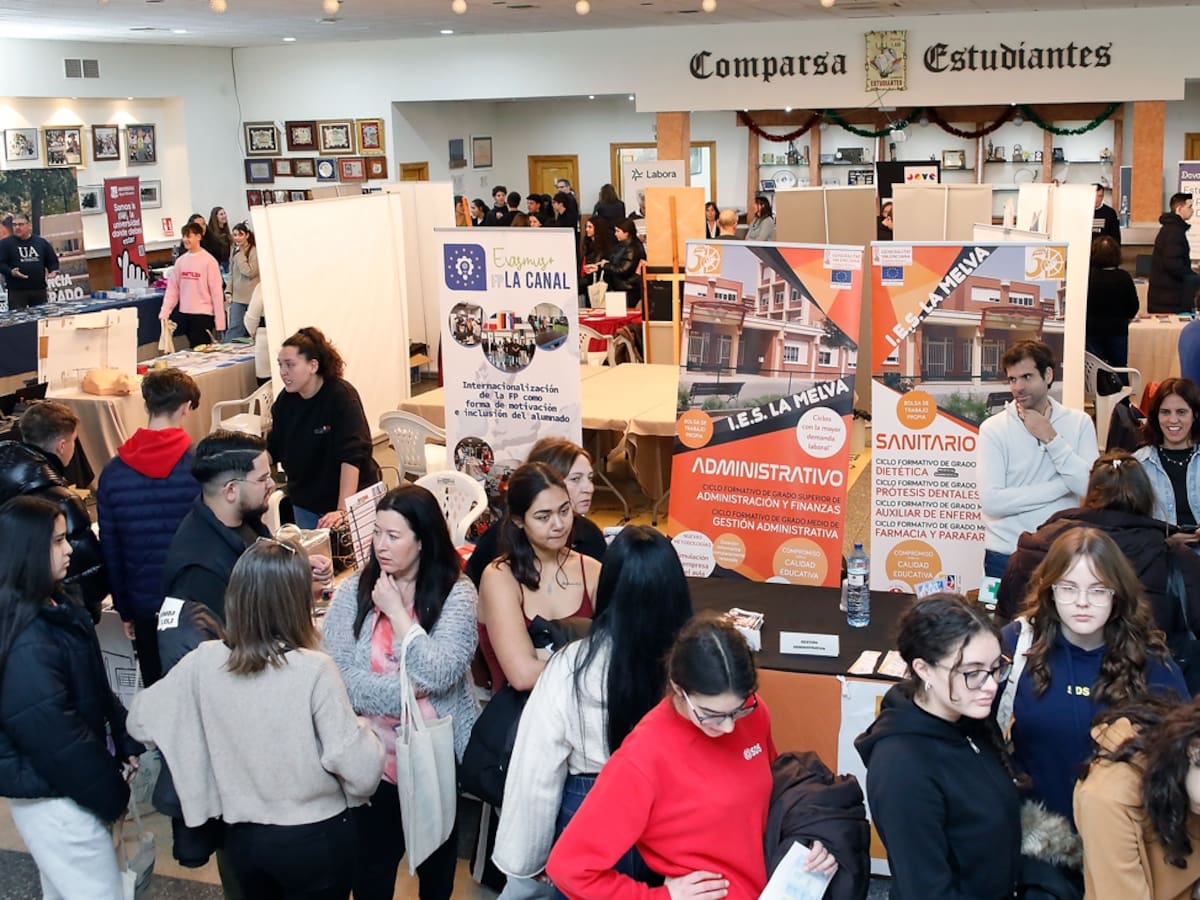 La IX Feria Orienta-t de Petrer abre sus puertas para guiar al alumnado en su futuro académico y profesional