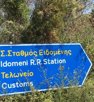 Cartel que indica la dirección a la prócima estación de Idomeni