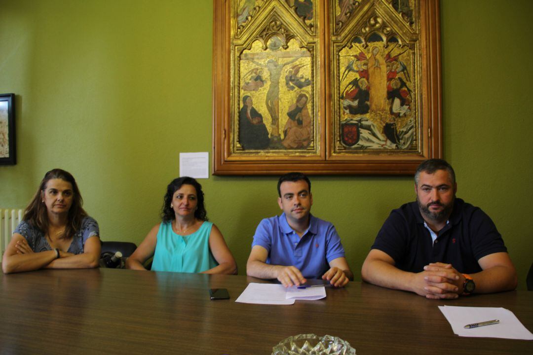 Carlos Fraile, junto con los representantes de las dos asociaciones de caballistas de Cuéllar