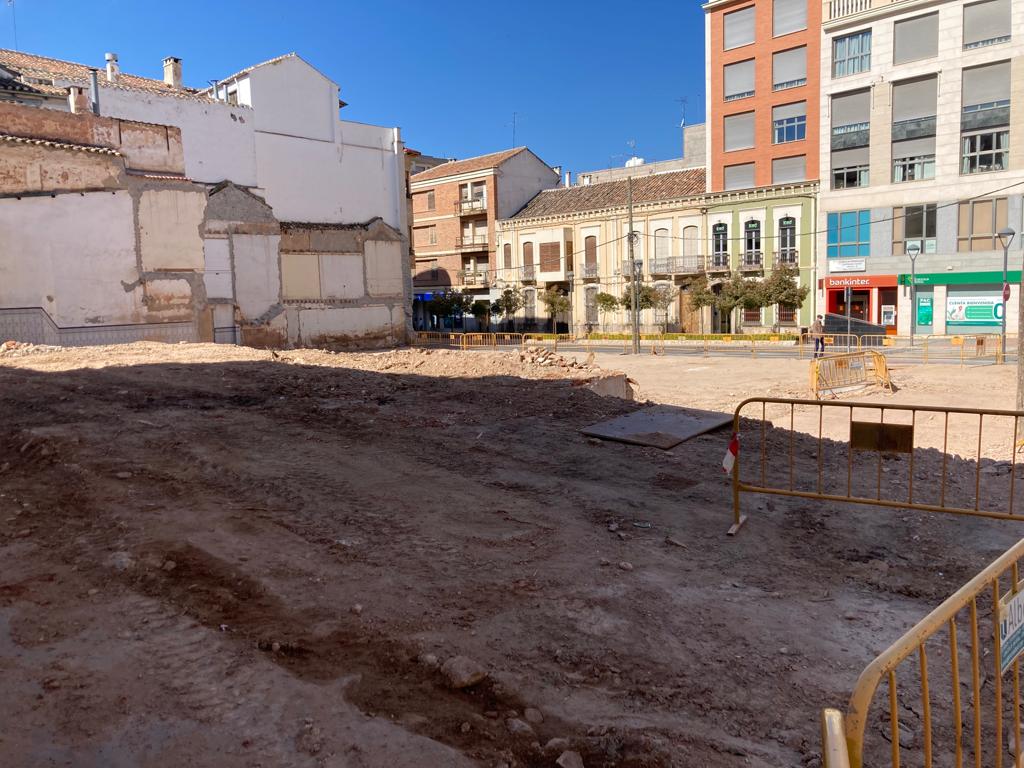 Imagen del solar en donde se ubicará la futura plaza pública de la Calle Seis de Junio de Valdepeñas (Ciudad Real)