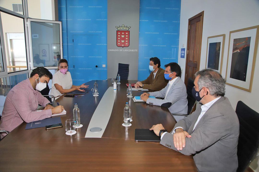 Reunión entre la presidenta del Cabildo de Lanzarote, María Dolores Corujo, y el nuevo consejero delegado de Canal de Isabel II, Pascual Fernández Martín.