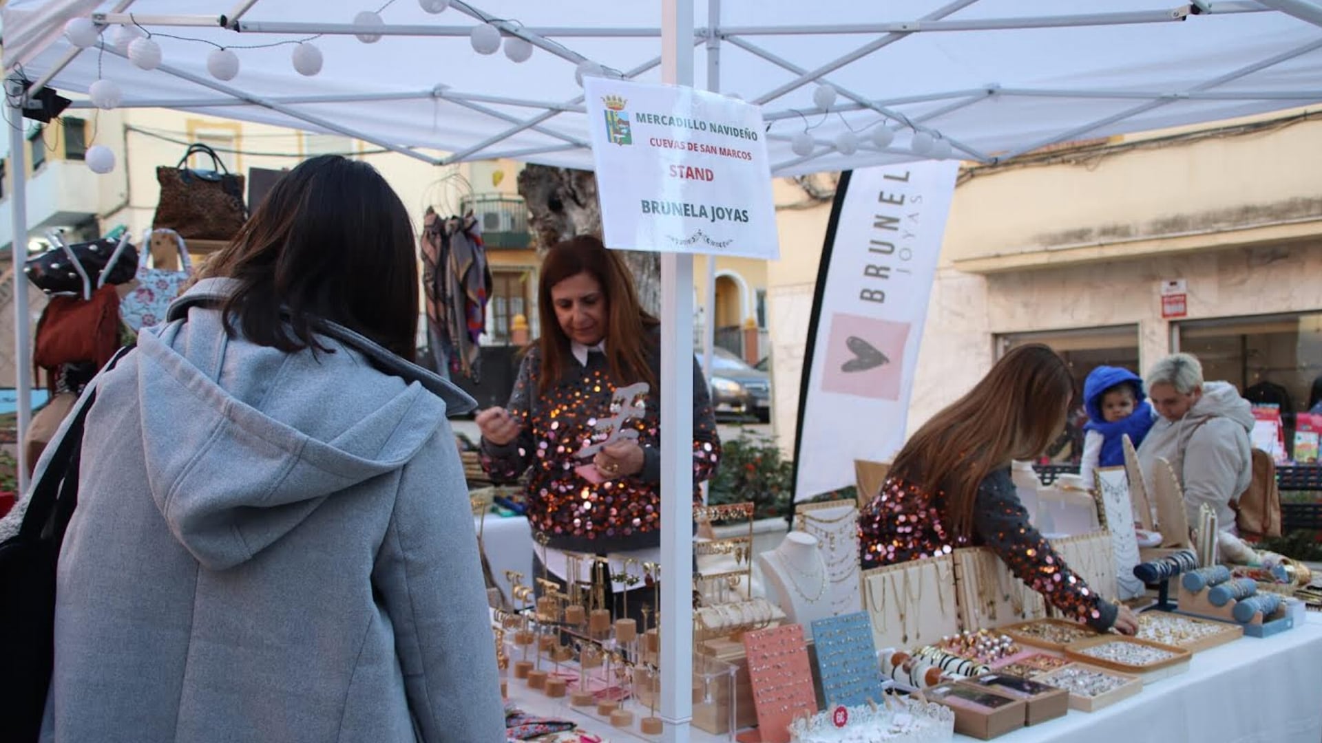 Mercadillo navideño de Cuevas de San Marcos