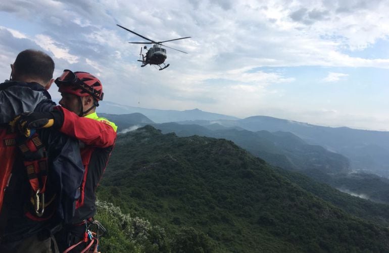 Un técnico de rescate y el médico han descendido hasta donde se encontraba el senderista.