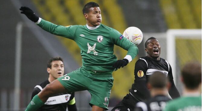 El delantero venezolano del Rubín Kazán, Jose Rondón lucha por el balón con el mediocentro senegalés Papa Diop del Levante durante el partido de vuelta de octavos de final de la Liga Europa disputado en el estadio Luzhniki de Moscú