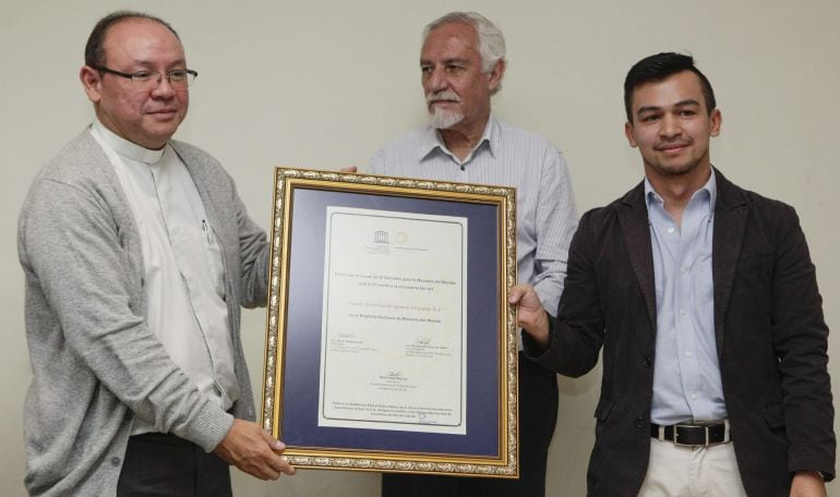 El presidente del Comité Nacional de Memoria del Mundo entrega el certificado del archivo de Ignacio Ellacuría al provincial de la Compañía de Jesús en Centroamérica.