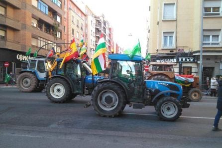 Tractores desfilando por la calle Vara de Rey de Logroño