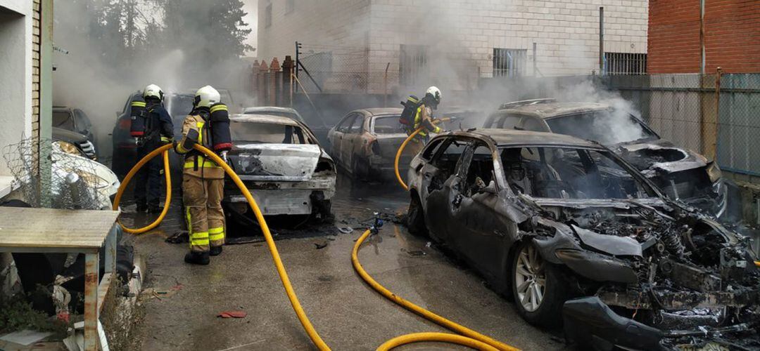 Los bomberos tuvieron que trabajar a fondo para extinguir bien el fuego en todos los coches.