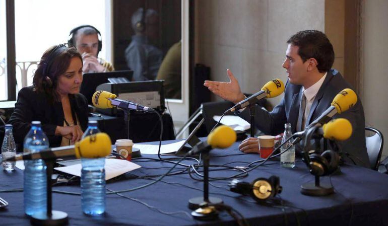 Foto de la entrevista de Pepa Bueno al líder de Ciudadanos, Albert Rivera, desde el Parlament catalán.