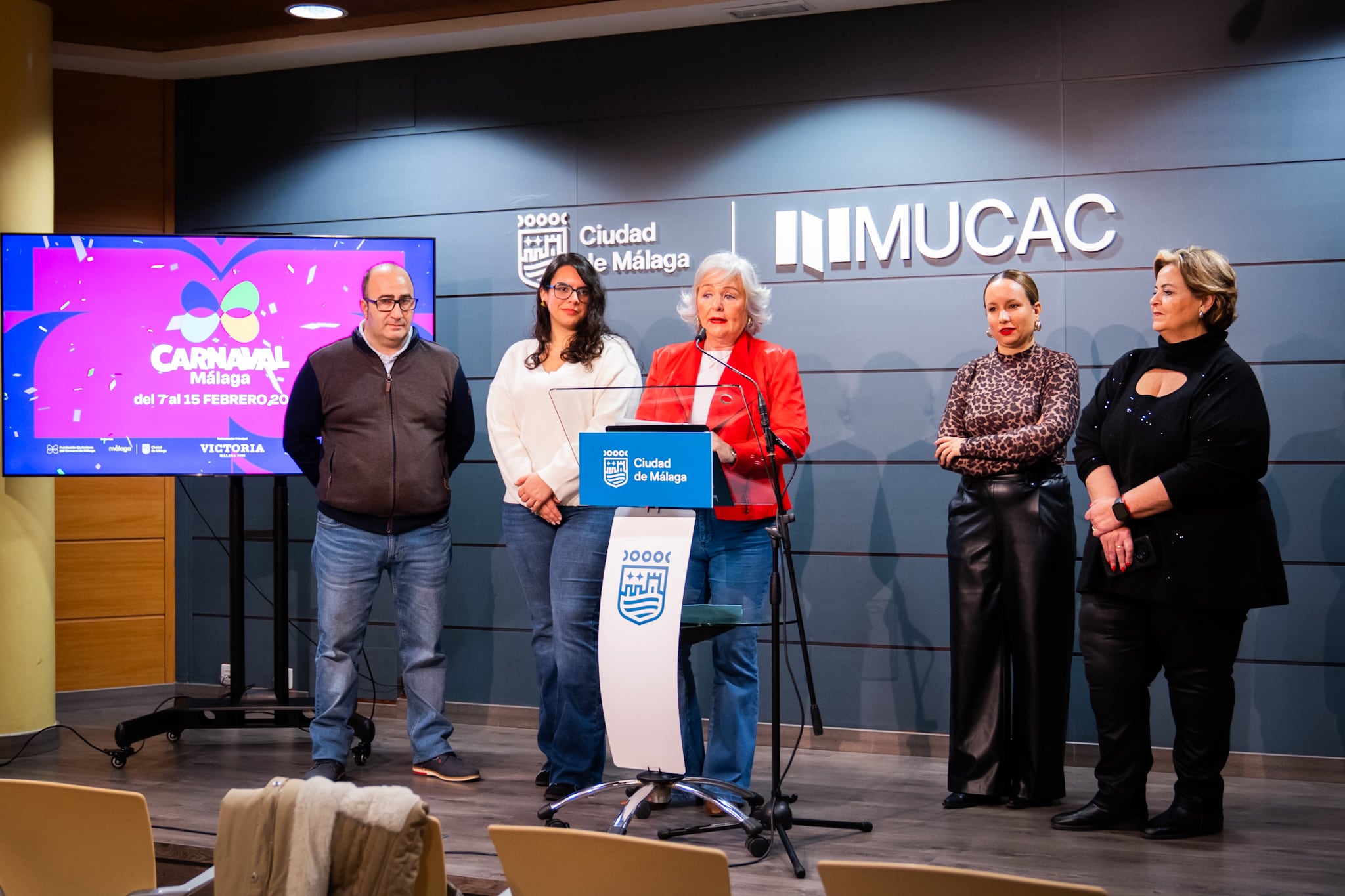 El Carnaval 2026 ha sido presentado por la concejala de Fiestas, Teresa Porras, el tesorero de la Fundación, Juan Luis Monío, las delegadas Miriam Ruiz y Montse Segado y la secretaria Virginia Pérez