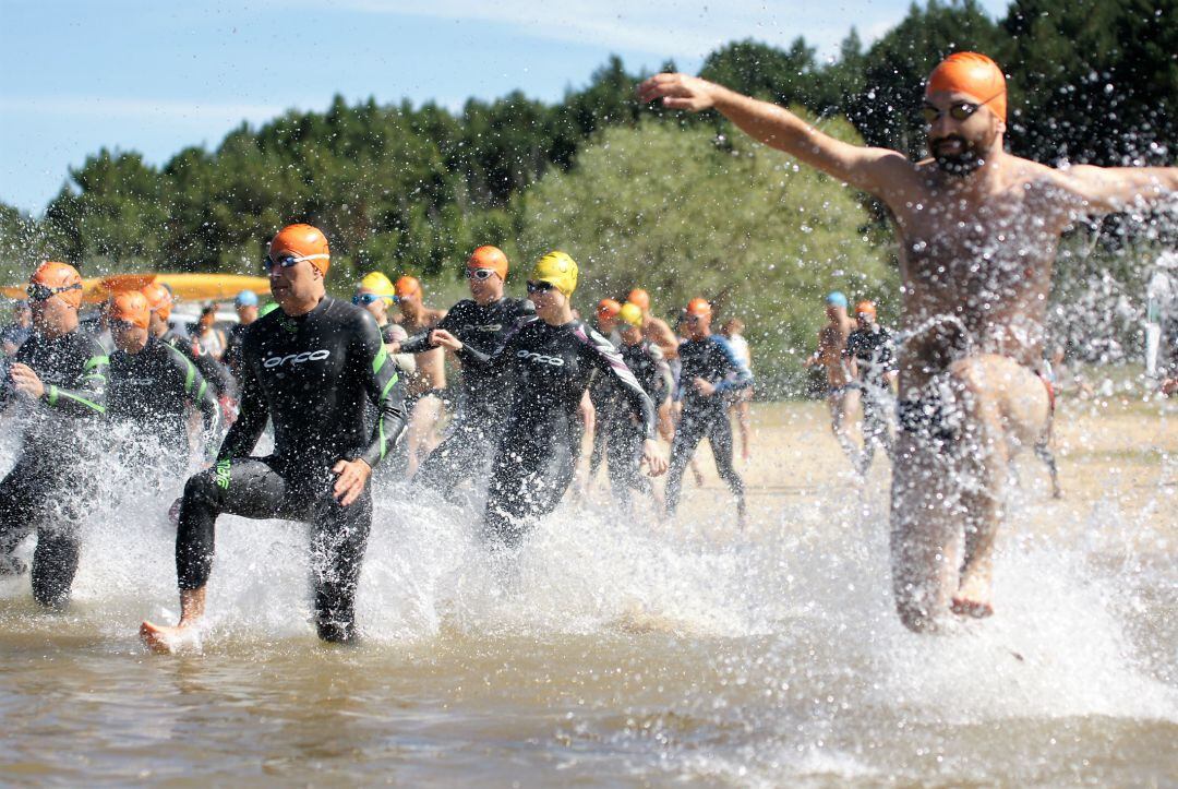 Velilla del Río Carrión y Aguilar de Campoo acogen el 'I Circuito de Travesías a Nado Montaña Palentina'