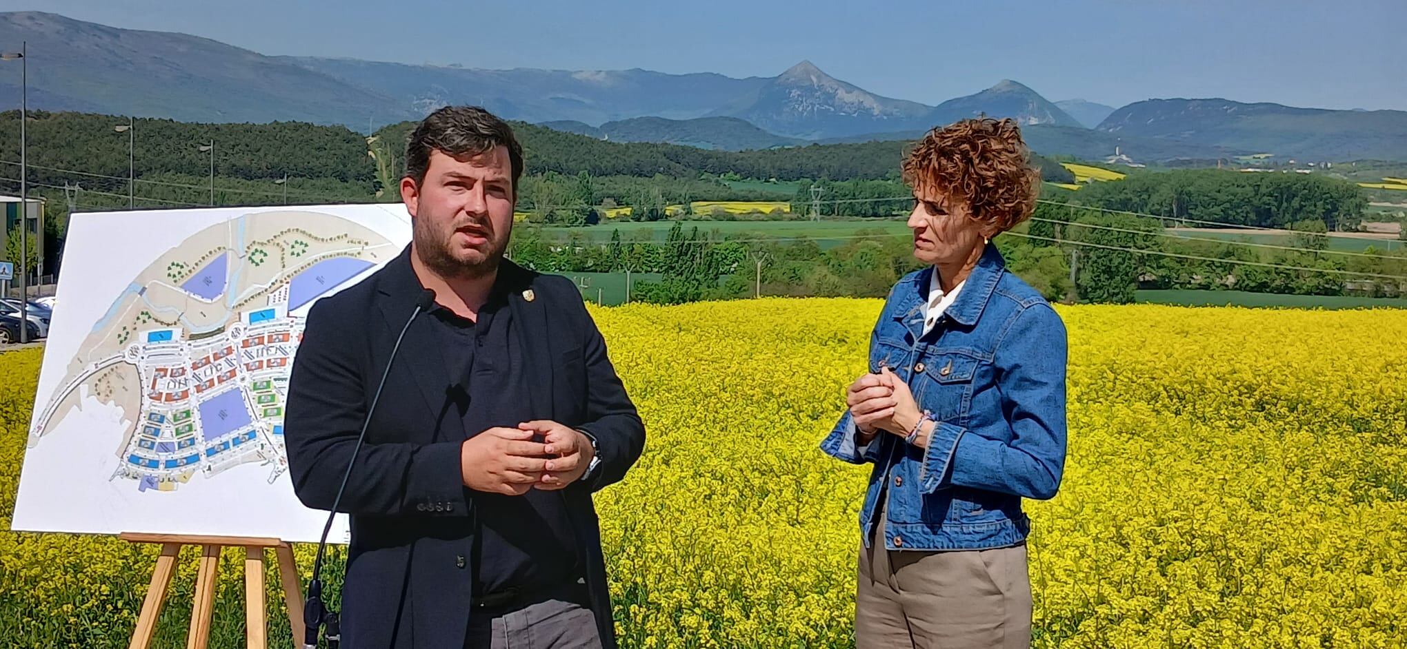 La presidenta del gobierno foral, María Chivite, junto al alcalde de Orkoien, Alejandro López, en la presentación del proyecto de construcción de 2.000 viviendas en la localidad.
