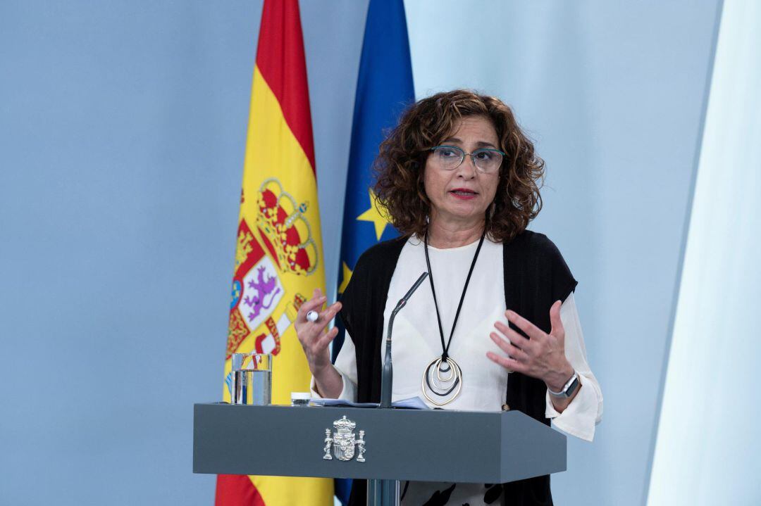 Fotografía facilitada por Moncloa de la ministra Portavoz y de Hacienda, María Jesús Montero durante la rueda de prensa ofrecida este jueves en el Palacio de La Moncloa. 