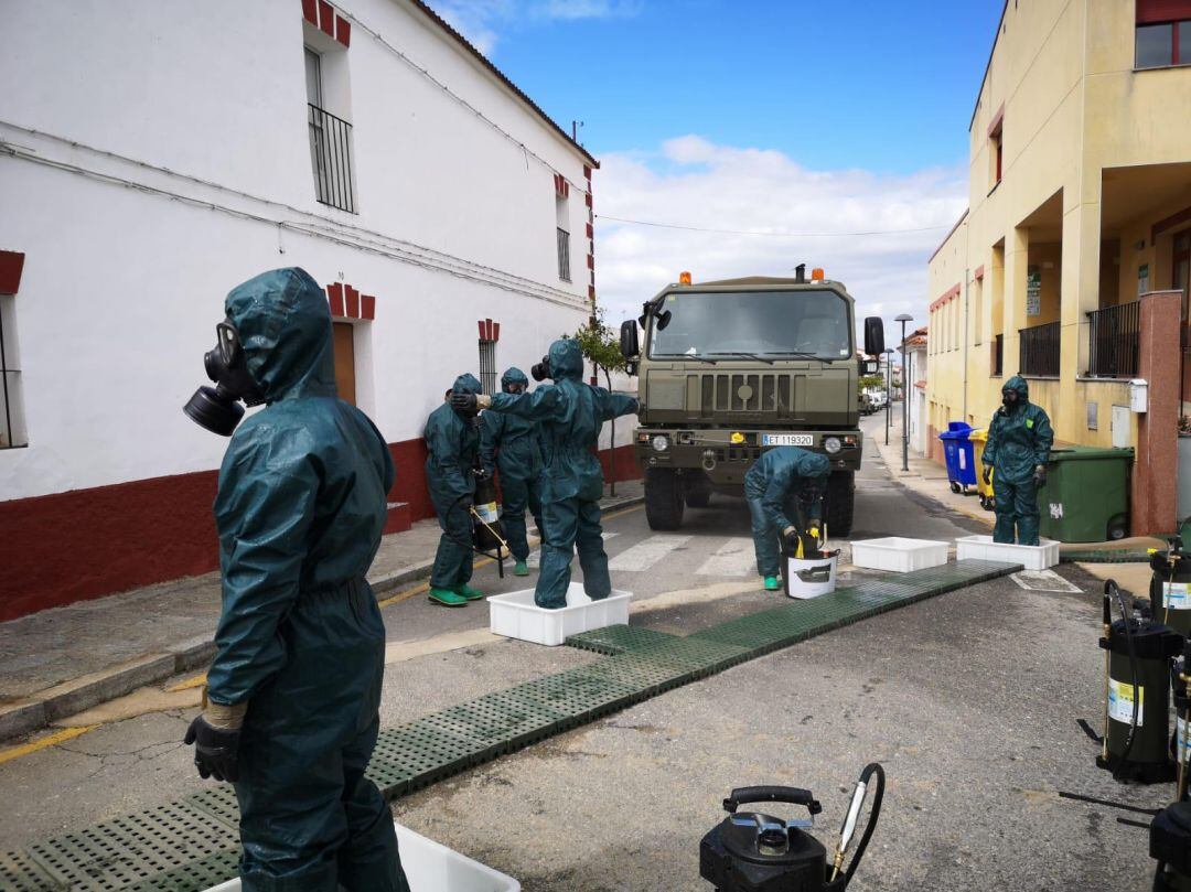 Soldados del Ejercito de Tierra, Brigada Extremadura XI reallizando acciones de desinfección con equipo NBQ