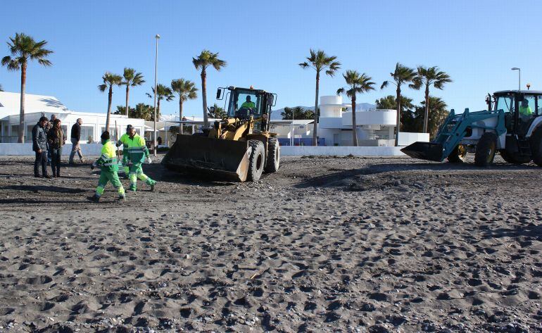 Operarios del servicio de limpieza ponen a punto las playas de Motril