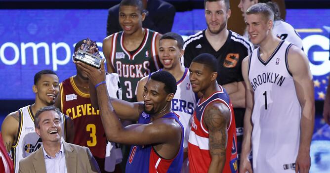 Andre Drummond celebra el premio de MVP en el partido de los novatos.