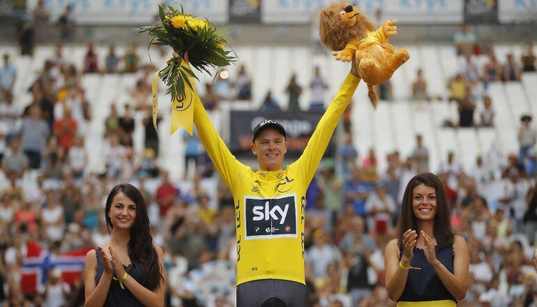 Chris Froome celebra el liderato de la general en el podio del Vélodrome