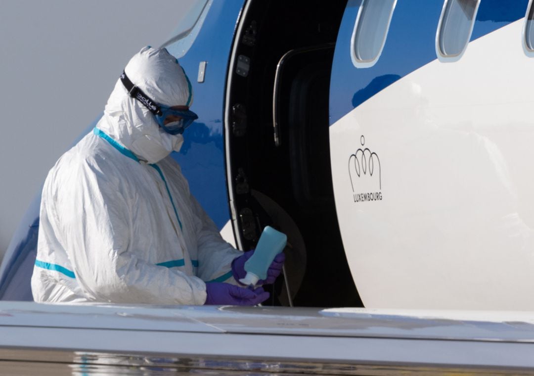 Controles a la salida de un avión en el aeropuerto de Dresde.