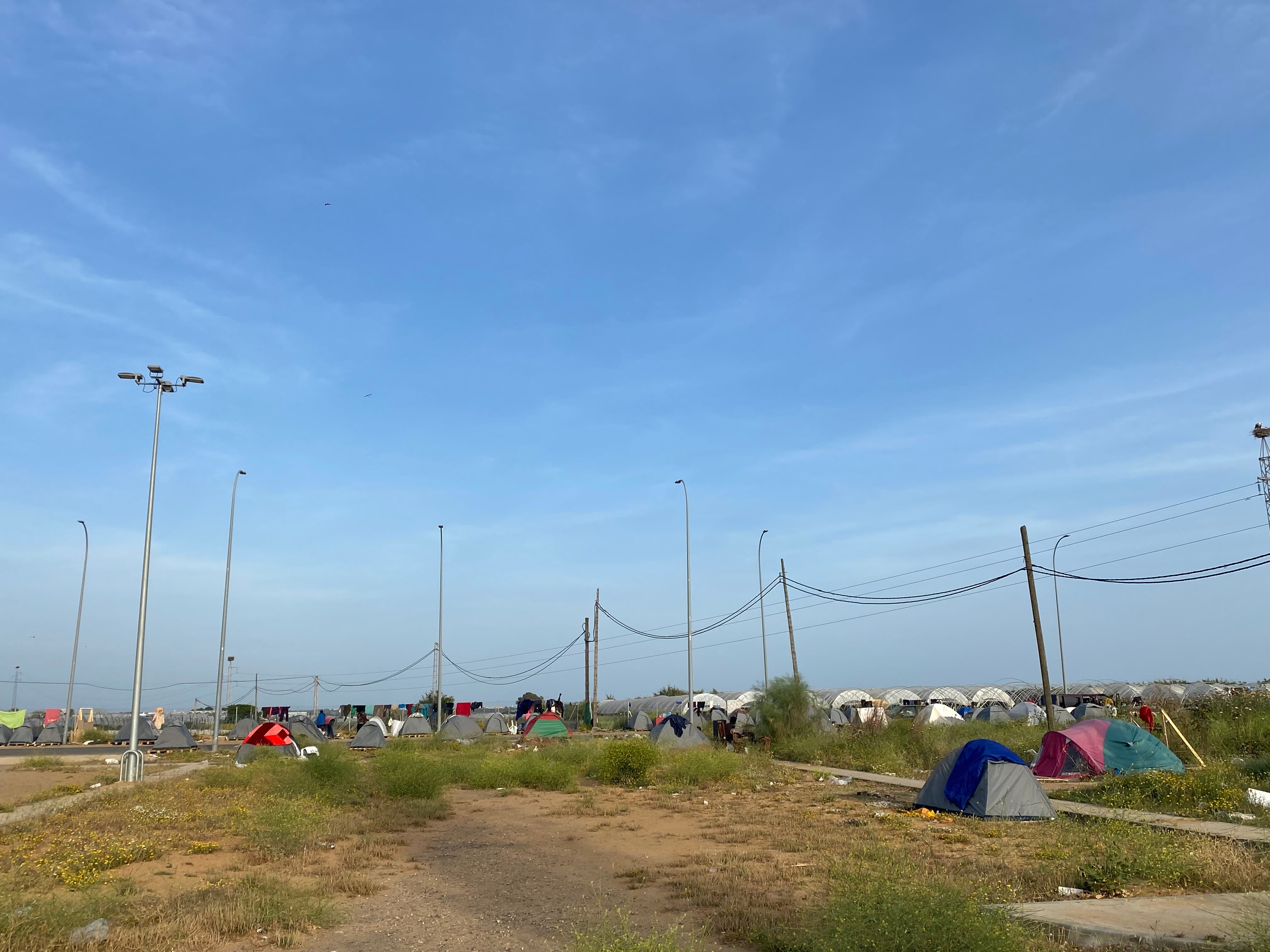 Las tiendas de campaña junto al campo de Fútbol de Lepe.