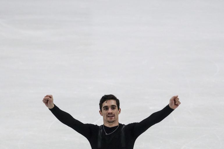 El patinador español, Javier Fernández, saluda al público tras realizar su programa corto masculino en los Campeonatos de Europa de Patinaje Artístico celebrados en Ostravar (República Checa).