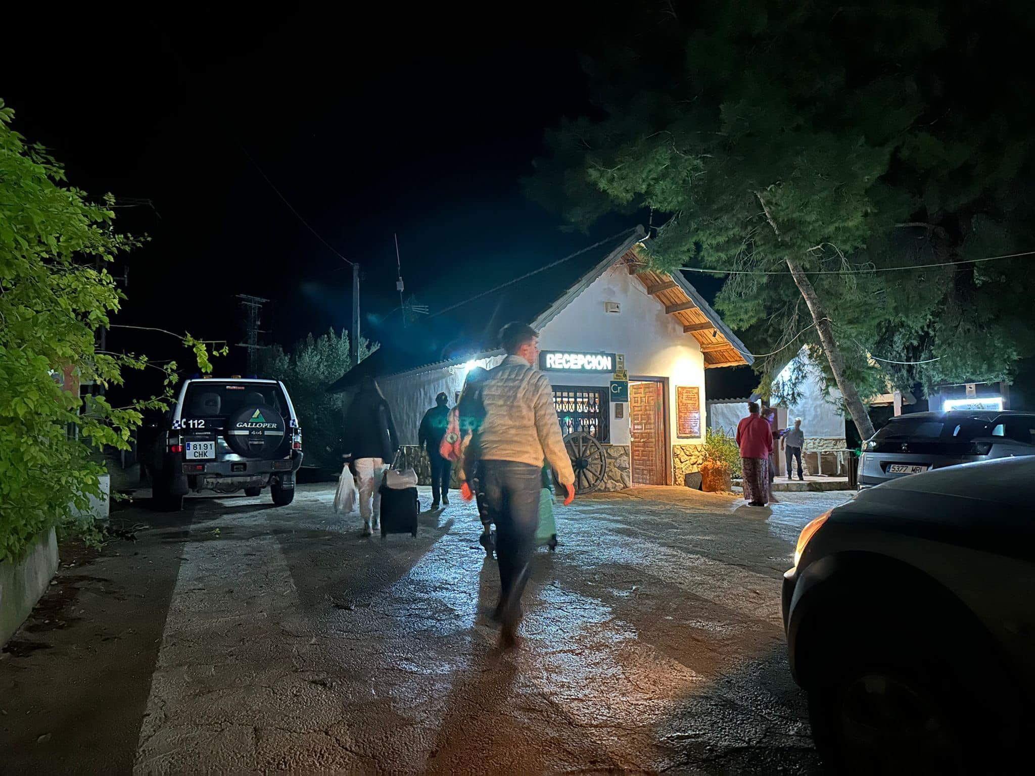 Momento del realojo de las personas evacuadas del camping