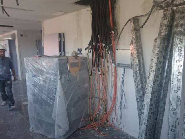 Uno de los pasillos del área quirúrgica en obras