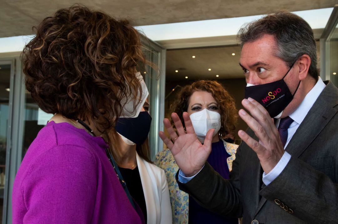 El alcalde de Sevilla, Juan Espadas, conversa con la ministra de Hacienda y portavoz del Gobierno, María Jesús Montero.