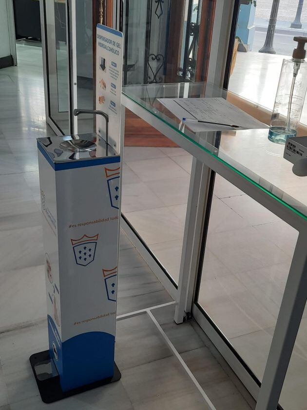 Uno de los dispensadores de gel Hidroalcohólico instalados en el Ayuntamiento de Alcantarilla