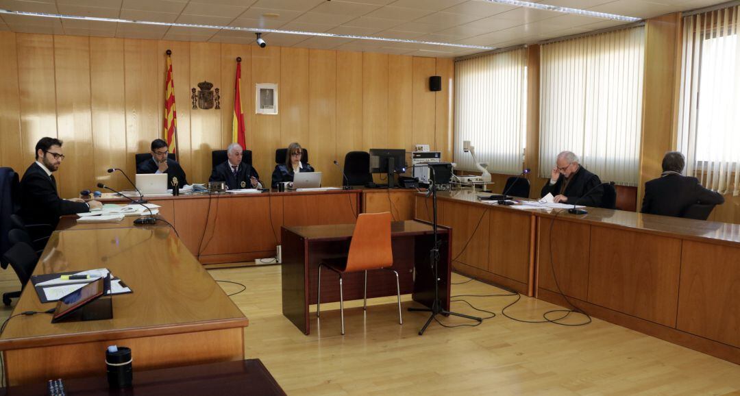 Imatge d&#039;arxiu d&#039;una de les sessions del judici, amb l&#039;acusat d&#039;esquena, a la dreta