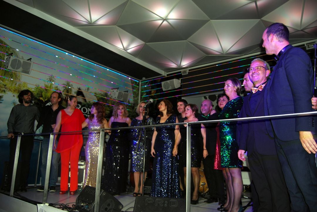 Los artistas participantes en NaviJazz con Amor reciben el applauso y reconocimiento del público.