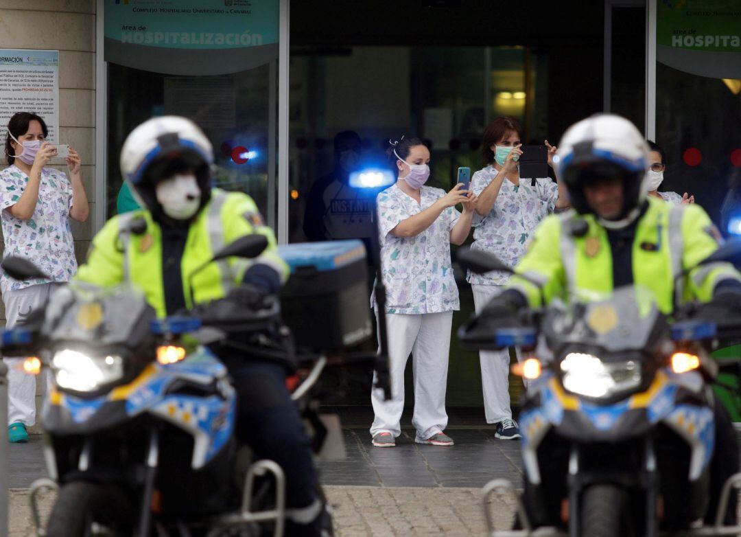 Miembros de las policías Local y Nacional, así como de Protección Civil, se congregaron esta sábado ante la puerta principal del Hospital Universitario de Canarias como muestra de apoyo al personal sanitario que atiende a enfermos por coronavirus.