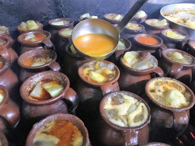 Pucheros con los cocidos a la madrileña en La Bola