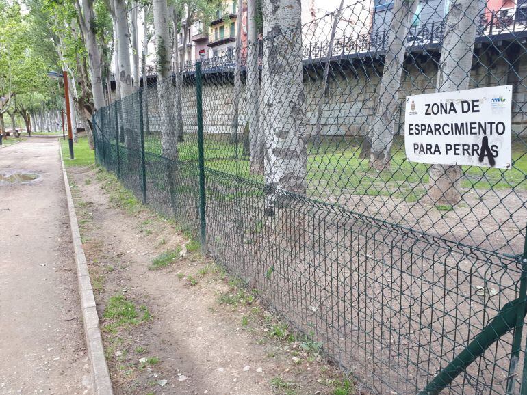 Aranda cuenta con varias zonas para esparcimiento canino que no se libran de las pintadas vandálicas