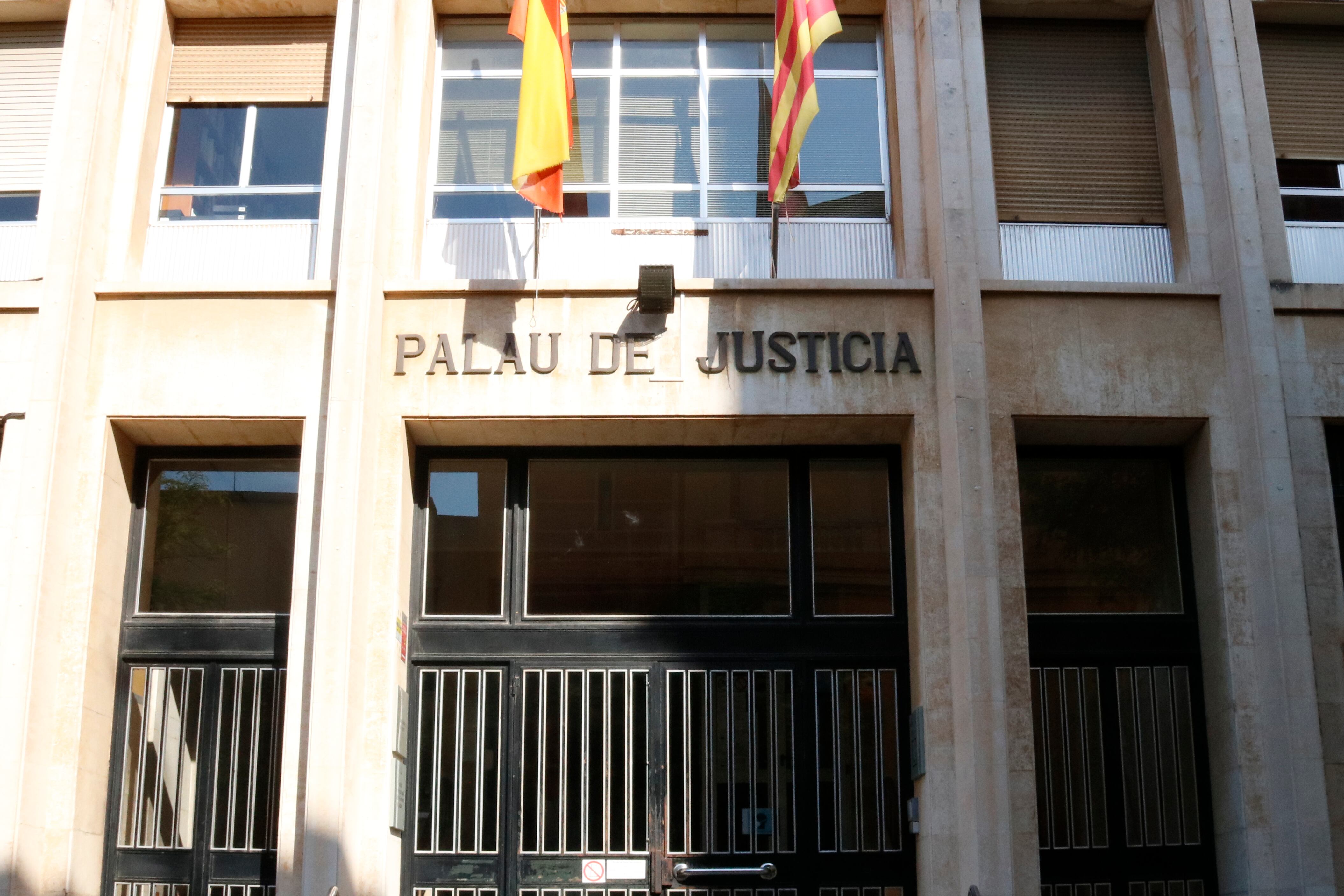 Porta principal a l&#039;Audiència de Tarragona